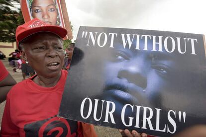 Marcha para pedir la liberación de las colegialas de Chibok secuestradas por el grupo terrorista Boko Haram cuando se cumplen dos años del suceso, en Lagos (Nigeria).