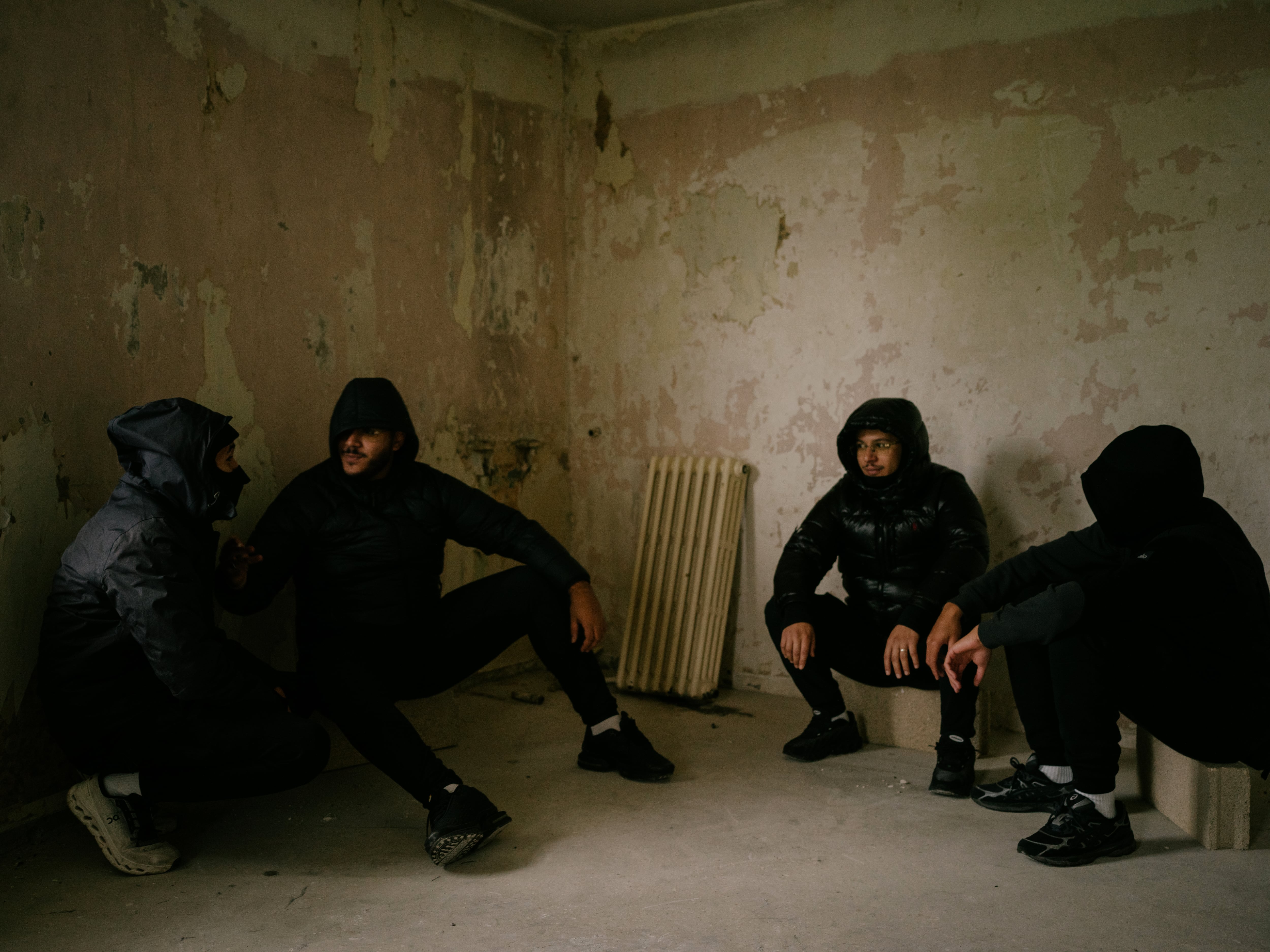 Moktar conversa con sus amigos en un apartamento abandonado en Bondy, una 'banlieue' al norte de París. 