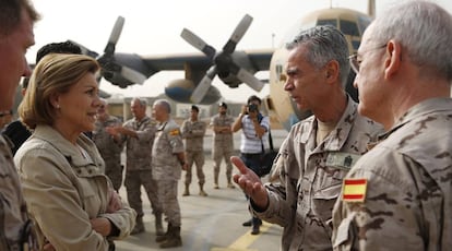 Cospedal y el jefe del Estado Mayor de la Defensa, Fernando García Sánchez, en Dakar