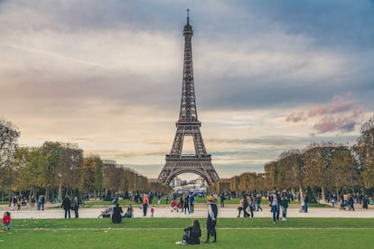 Cada año esta emblemática estructura de hierro, levantada para la Exposición Universal de 1889 en París, recibe la visita de siete millones de personas. Y cada una de ellas es única y diferente. Desde subir hasta lo más alto de sus 324 metros bajo la luz del atardecer hasta un almuerzo en el restaurante ubicado en el primer piso, el 58 Tour Eiffel, donde disfrutar de <a href="https://elviajero.elpais.com/elviajero/2019/06/27/actualidad/1561624936_569466.html" target="">una panorámica urbana de infarto.</a> Y es que hay cientos de maneras de disfrutarla: pedalear por debajo de sus pilares, subir a pie sus 1.600 escalones, comprar una crêpe en un puesto y degustarlo en el Campo de Marte —la explanada verde que se abre a sus pies—, comprar un llavero con su silueta en la calle o visitarla de noche o en las ocasiones especiales en que su alargada figura centellea de diferentes colores.