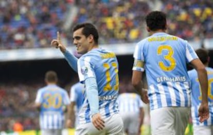 El delantero del Málaga Juanmi Jiménez celebra el primer gol ante el Barcelona en la vigésima cuarta jornada de Liga.