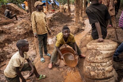 En la República Democrática del Congo (RDC), niños mineros trabajan en la aldea de Luhihi, provincia de Kivu del Sur. El rostro del menor explotado es varón –97 millones de niños frente a 63 millones de niñas–; africano, este es el continente que aglutina el mayor número de casos y donde más ha crecido la tasa desde 2012; y se dedica a la agricultura, pues este sector absorbe al 70% de estos menores, seguido del área de servicios, con el 20% (31,4 millones), y la industria, con el 10% (16,5 millones).