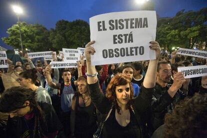 Jóvenes del movimiento "Democracia real, ya!" protestan en Barcelona.