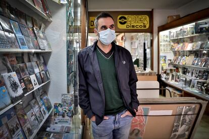 Carlos Pérez de Ziriza, en una tienda de discos de Valencia.