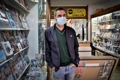 Carlos Pérez de Ziriza, en una tienda de discos de Valencia.