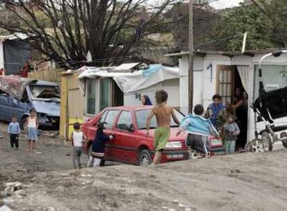 Un grupo de niños juega entre las chabolas de la Cañada Real.