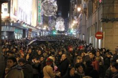 La calle de Preciados, en el centro de Madrid, ayer por la tarde, con gran actividad comercial y turística.