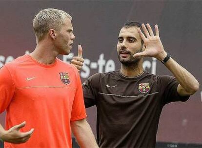 Guardiola y Gudjohnsen charlan durante el entrenamiento