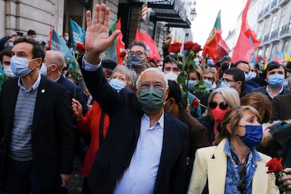 El socialista António Costa, durante la 'arruada' (paseo) por el Chiado de Lisboa el último día de campaña electoral.