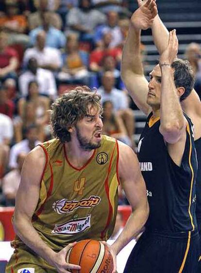 Gasol trata de superar a Schultze en el amistoso de ayer contra Alemania.