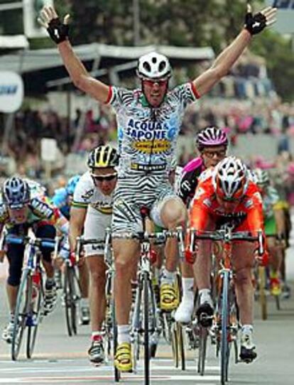 Cipollini celebra su victoria en la etapa.