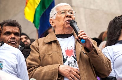 Audálio Dantas discursa diante da Catedral da Sé, relacionando as mortes de Vladimir Herzog e de Ricardo Nascimento