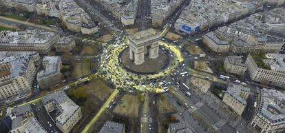 Los alrededores del Arco del Triunfo en París, pintados de amarillo, simbolizando el Sol.