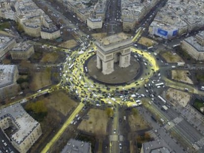 Los alrededores del Arco del Triunfo en París, pintados de amarillo, simbolizando el Sol.