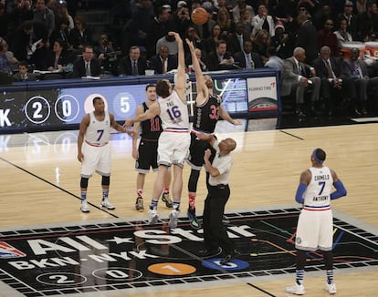 El 16 de febrero, los Gasol hicieron historia al ser los primeros hermanos en jugar un All Star Game como titulares. El Oeste ganó al Este por 163 a 158. En la imagen, los hermano Gasol, luchan por el balón.