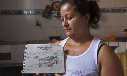 Luz Miriam López muestra el diario donde escribió la experiencia de retornar a su pueblo tras vivir como desplazada con su familia ocho años en Medellín.