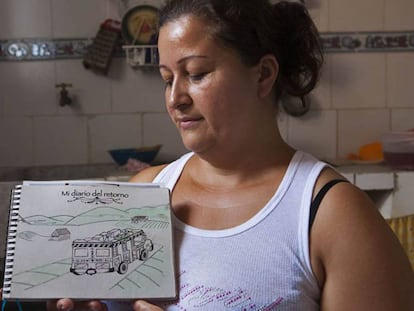 Luz Miriam López muestra el diario donde escribió la experiencia de retornar a su pueblo tras vivir como desplazada con su familia ocho años en Medellín.