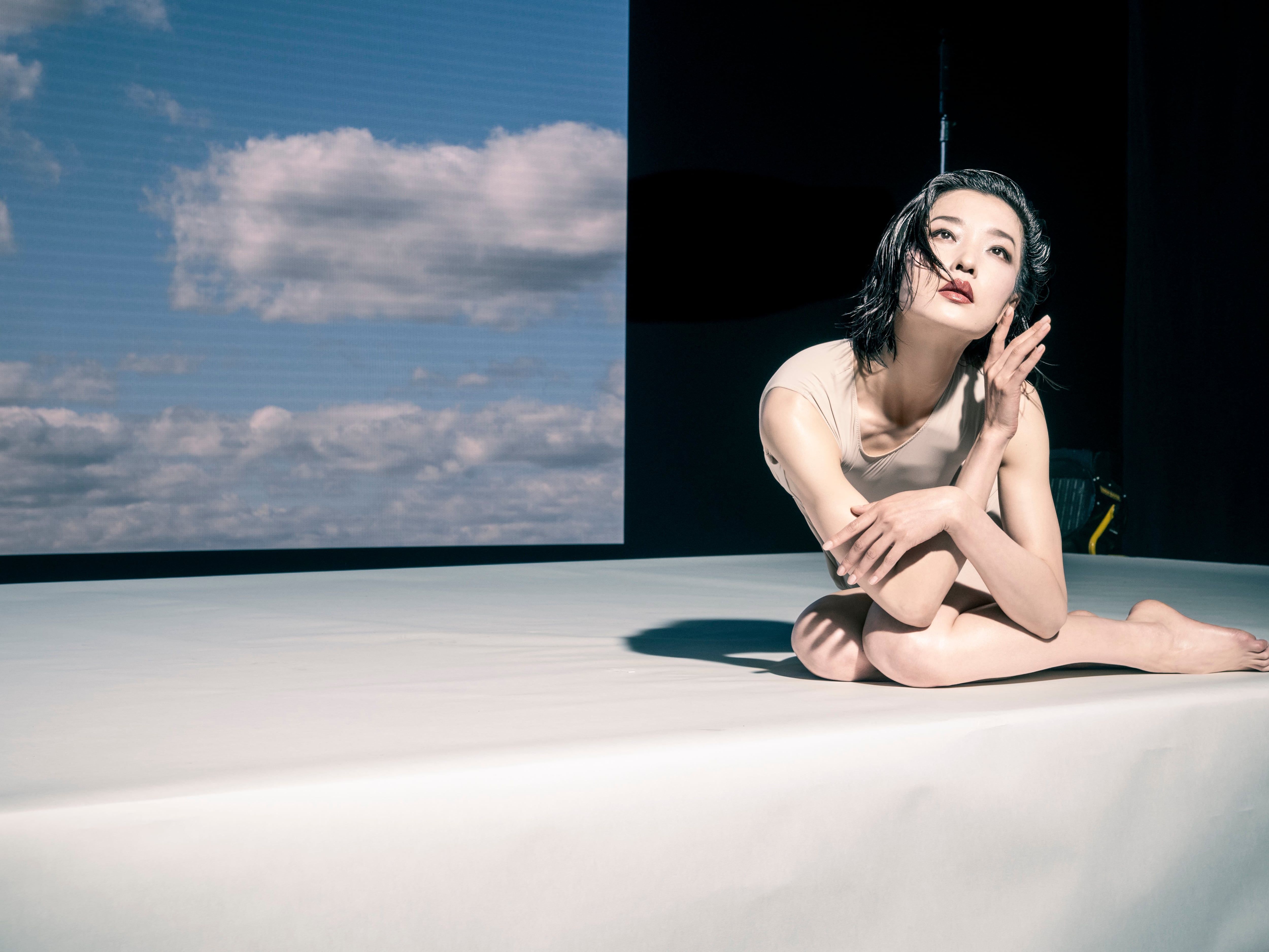 Entramos en el set del calendario Pirelli 2026: surrealismo digital con estética analógica (y una pecera) 4 La modelo y actriz china Du Juan, en el set en el que tuvo lugar la sesión de fotos.