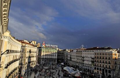 Al fondo el edificio Tío Pepe, en rehabilitación, y los bajos comerciales donde se instalará la segunda tienda Apple en Madrid.