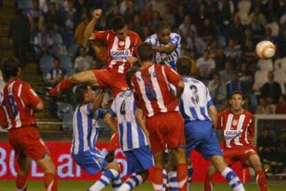 Galletti y Andrade saltan entre un grupo de jugadores.