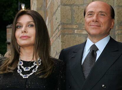 Veronica Lario y Silvio Berlusconi, en junio de 2004.