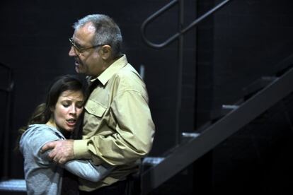 Bea Segura y Jordi Bosch, en una escena de &lsquo;Blackbird&lsquo;, en el teatre Lliure. 