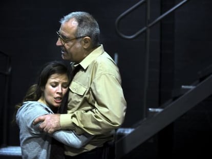 Bea Segura y Jordi Bosch, en una escena de &lsquo;Blackbird&lsquo;, en el teatre Lliure. 