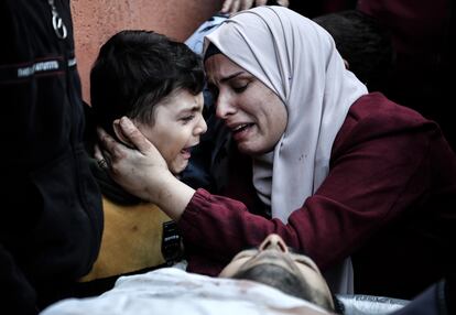 Familiares del palestino Abdel Aziz Al-Rantisi, asesinado tras la reanudación de los ataques aéreos israelíes en el sur de la Franja de Gaza, lloran durante el funeral, en un hospital de Jan Yunis.