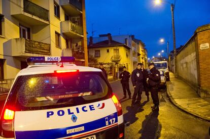 El cerco a la casa del sospechoso Mohamed Merah comenzaba poco después de la madrugada en Toulouse.