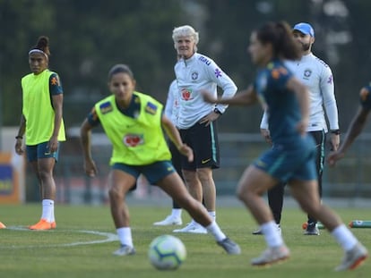 Pia coordena treino da seleção feminina.