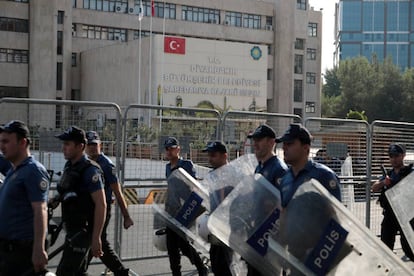 Agentes de policía toman posiciones en el exterior del Ayuntamiento Metropolitano de Diyarbakir en la mañana del lunes. 