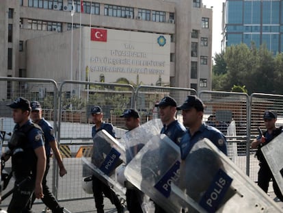 Agentes de policía toman posiciones en el exterior del Ayuntamiento Metropolitano de Diyarbakir en la mañana del lunes. 