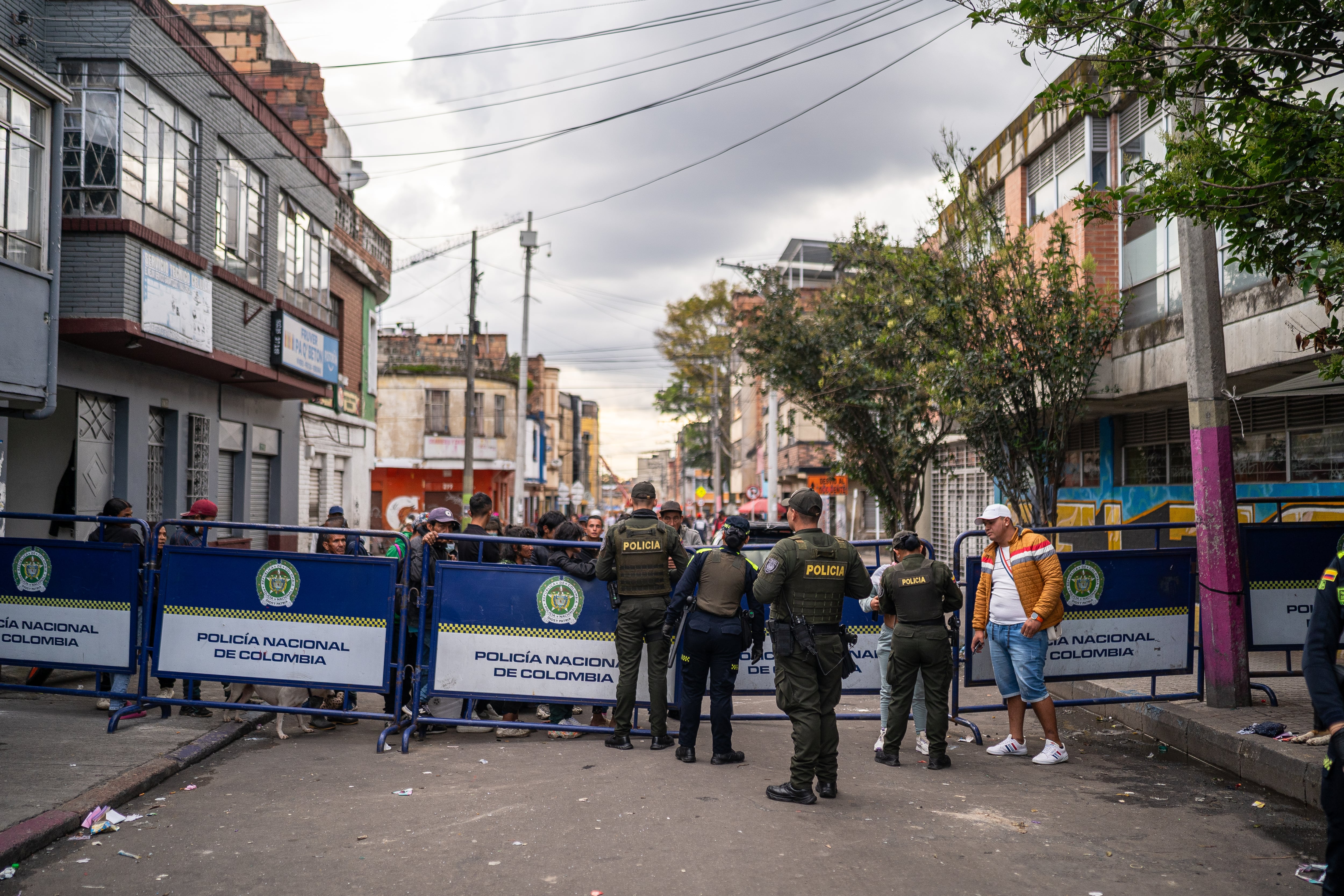Barricada de la policía en la calle 3ra, en el barrio San Bernardo en Bogotá, en mayo de 2025