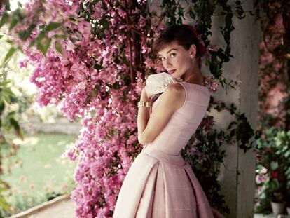 Retrato de la actriz Audrey Hepburn realizado por Norman Parkinson en 1955.