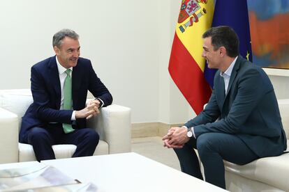 El presidente del Gobierno, Pedro Sánchez, mantuvo un encuentro en Madrid con el consejero delegado de BP, Bernard Looney, al que trasladó que España reúne todas las condiciones para convertirse en el principal hub europeo de hidrógeno renovable y repasaron las inversiones de la compañía en España. Según informó el Ejecutivo en un comunicado, Looney detalló que los planes de la compañía en nuestro país contemplan una inversión de 3.000 millones de euros adicionales hasta 2030.