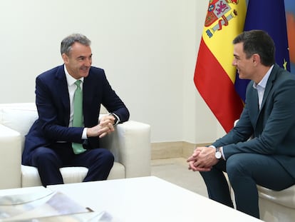 El presidente del Gobierno, Pedro Sánchez, mantuvo un encuentro en Madrid con el consejero delegado de BP, Bernard Looney, al que trasladó que España reúne todas las condiciones para convertirse en el principal hub europeo de hidrógeno renovable y repasaron las inversiones de la compañía en España. Según informó el Ejecutivo en un comunicado, Looney detalló que los planes de la compañía en nuestro país contemplan una inversión de 3.000 millones de euros adicionales hasta 2030.