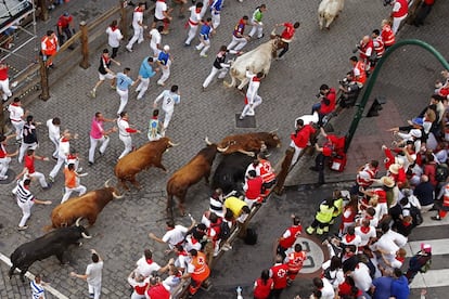 Dos toros caen a su paso por la curva de Telefónica.