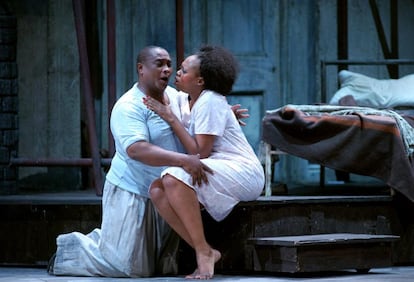 Porgy (Xolela Sixaba) y Bess (Nonhlanhla Yende) en la ópera 'Porgy and Bess', de George e Ira Gershwin, interpretada por la Cape Town Opera Company, con dirección musical de Tim Murray, en el Teatro Real.