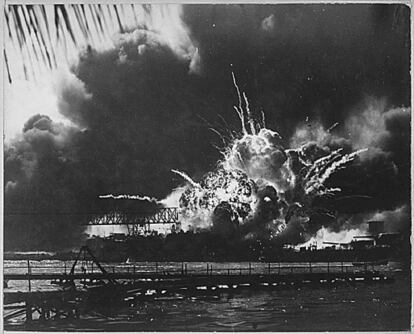 La explosión del Shaw durante el bombardeo de japón en Pearl Harbour fue una de las imágenes más difundidas por los medios estadounidenses para ilustrar el ataque japonés.