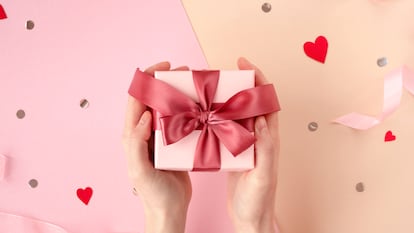 Artículo de EL PAÍS Escaparate que describe una serie de regalos de San Valentín originales para mujer y hombre.