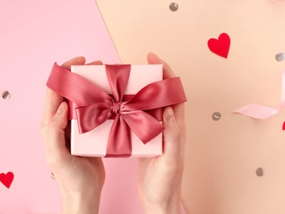 Artículo de EL PAÍS Escaparate que describe una serie de regalos de San Valentín originales para mujer y hombre.