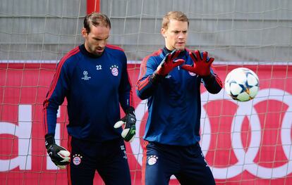 Neuer y Starke, los porteros del Bayern, durante la sesión de entrenamiento previa a la ida del enfrentamiento de cuartos de final de la Champions ante el United.