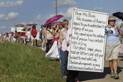 Decenas de mujeres desfilan ante el rancho del presidente Bush, en Crawford, en apoyo a Cindy Sheehan.