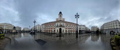 La Puerta del Sol, encharchada y vacía.