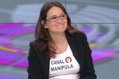 Mònica Oltra luce en un debate en la Televisión Valenciana una camiseta con el lema "Canal 9 manipula"