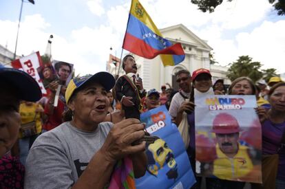 Cientos de personas ingresan a la fuerza al Palacio Legislativo para impedir una sesión especial en la que se discutiría un juicio político contra el presidente Nicolás Maduro. Varias personas resultaron heridas.