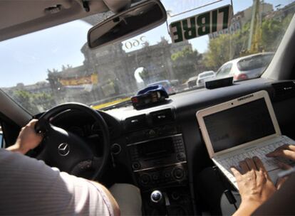 El vehículo es cada vez más cómodo. En la década de los noventa se populariza el eurotaxi, para viajeros con discapacidad. Lo último en comodidad, es ofrecer Internet al viajero, para que pueda <i>chatear</i> o consultar páginas turísticas mientras recorre la ciudad. De momento, es un proyecto experimental con pocos vehículos.