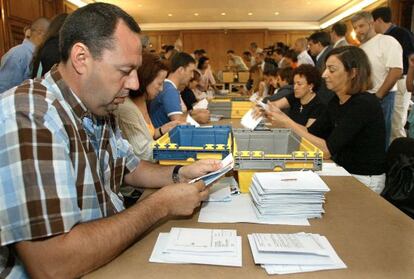 Funcionarios de correos contabilizando votos.