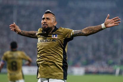 Arturo Vidal celebra un gol del Colo Colo durante la copa Libertadores, en Lima, Perú.