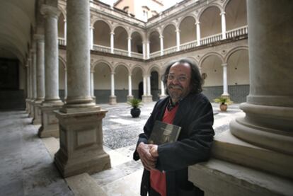 Josep Piera, ayer, con su obra en el claustro renacentista del colegio del Patriarca.